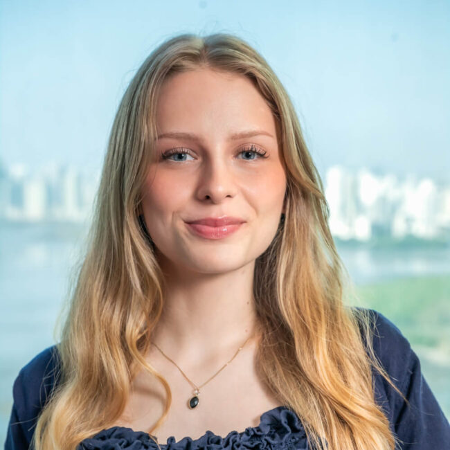 Eve Traber, Customer Relationship Manager at Gomez Tomiczek in Panama, professional corporate headshot